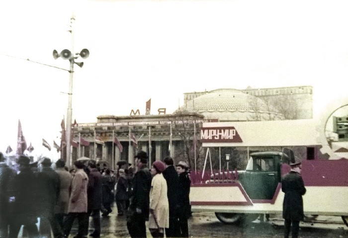 1976 год. Первомайская демонстрация. Из личного архива Людмилы Андреевны Ласуковой