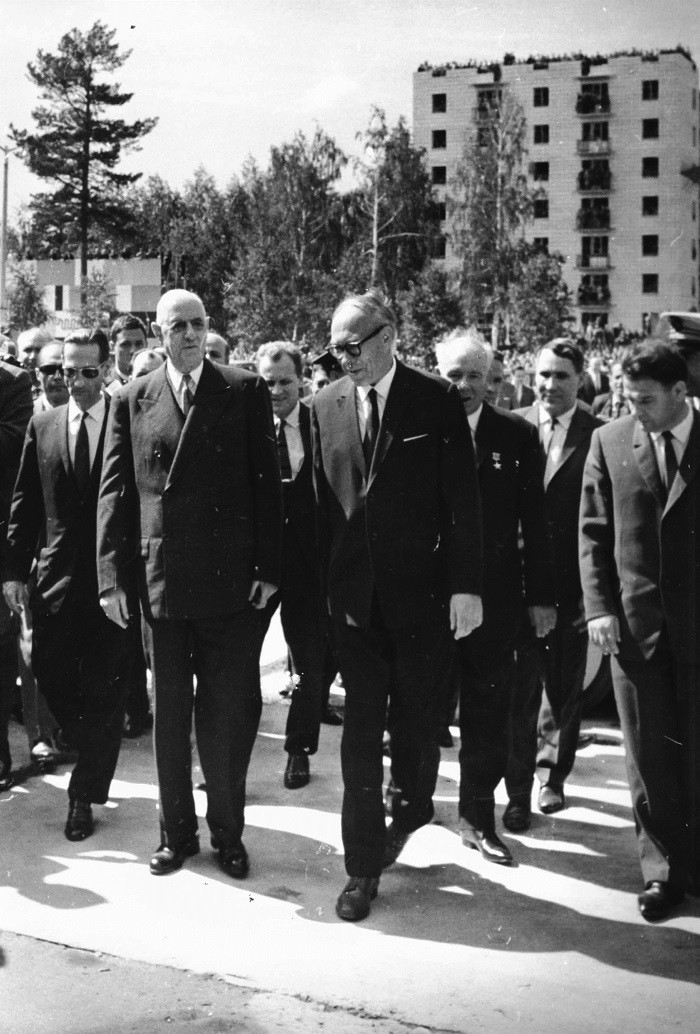 Генерал де Голль (196 см) и акадмеик Лаврентьев (около 195 см), Академгородок, 23 июня 1966.