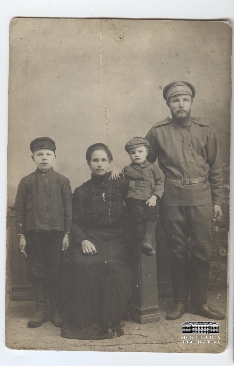 1914-1915 гг.Дедушку Риммы Даниловны провожают на фронт.