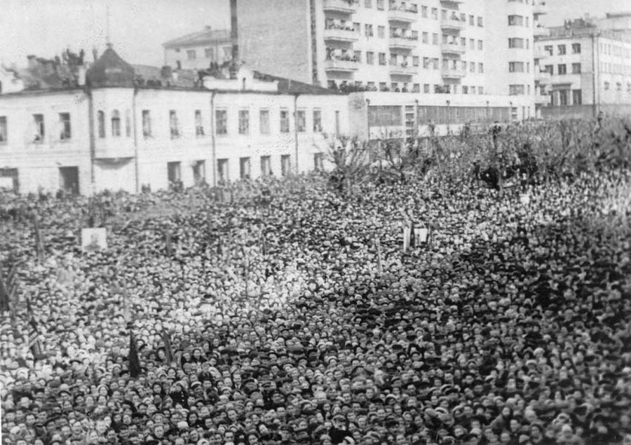 Многолюдный митинг 9 мая 1945 года на площади у облисполкома в г. Новосибирске
