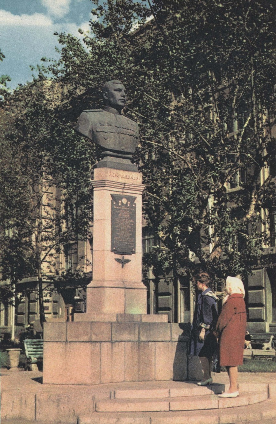 У памятника А.И.Покрышкину. 1964