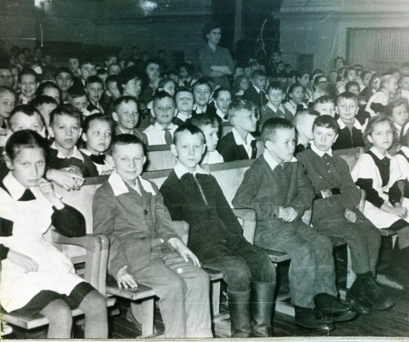 Фотография «Ученики школ Первомайского района перед спектаклем».