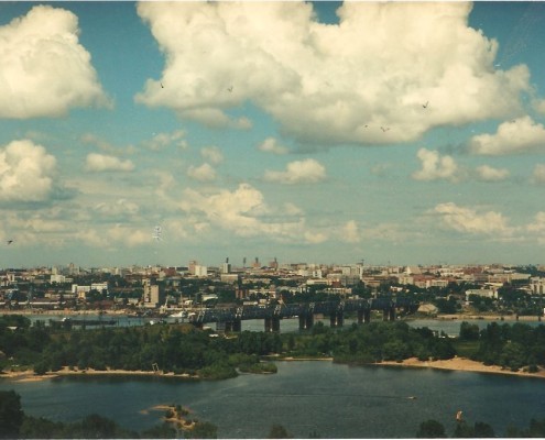 Фотография «Новосибирск. Вид на железнодорожный мост и центральную часть города» Фото Е. Иванова. 1990-е годы.