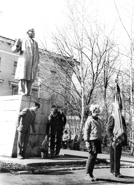 Фотография «Пионеры возлагают цветы к памятнику В.И. Ленина»