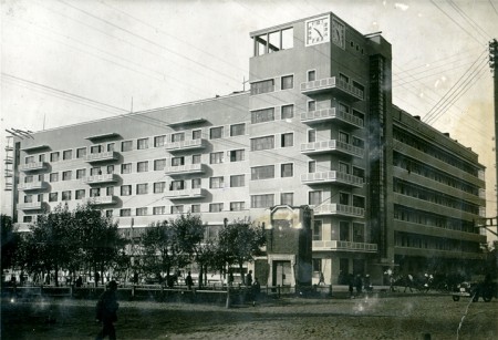 Фотография «Жилой дом Запсибкрайснаба» из фотоальбома «Новосибирск. 1891-1934». Фото И. Моторина. 1934 год.