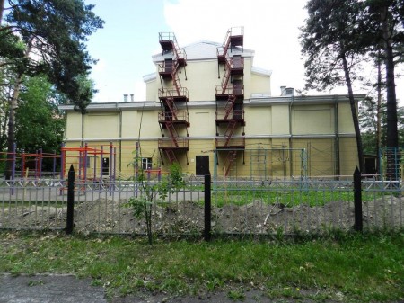 Фотография «Дом молодежи Первомайского района: западный фасад, вид со стороны ПКиО «Первомайский».