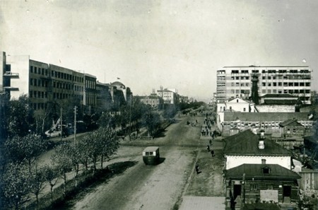 Фотография «Вид на Красный проспект с ул. Сибревкома» из фотоальбома «Новосибирск. 1891-1934». Фото И. Моторина. 1933 год.